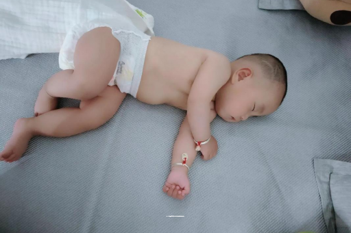 山南三个月宝宝抬头不稳